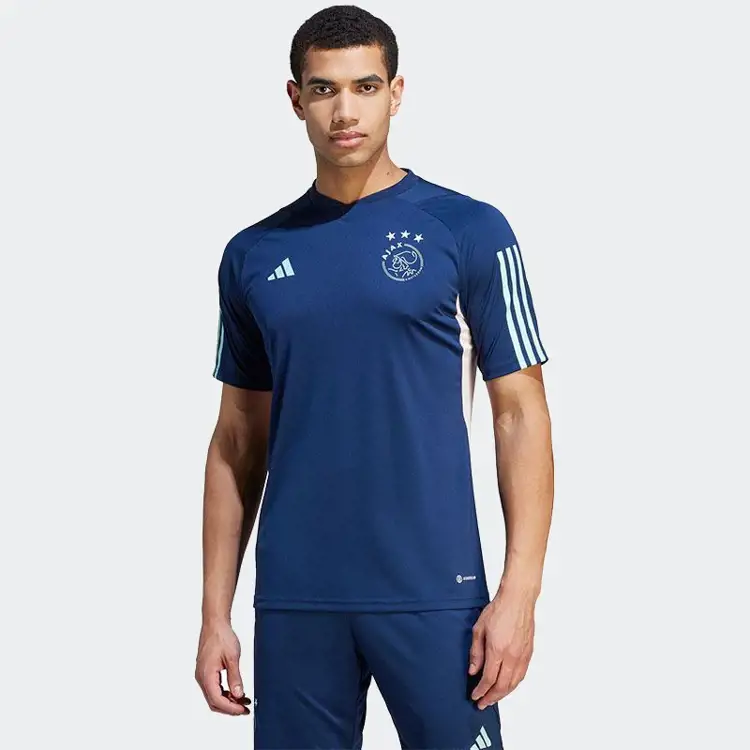 Dit is het Ajax trainingsshirt 2023-2024