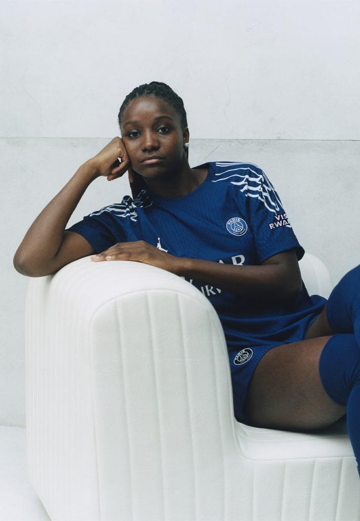 Paris Saint Germain 4e shirt 2024-2025 is blauw met vleugels! 