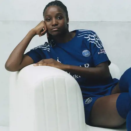 Paris Saint Germain 4e shirt 2024-2025 is blauw met vleugels!