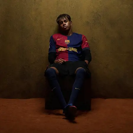 Travis Scott logo op FC Barcelona voetbalshirt tijdens El Clásico