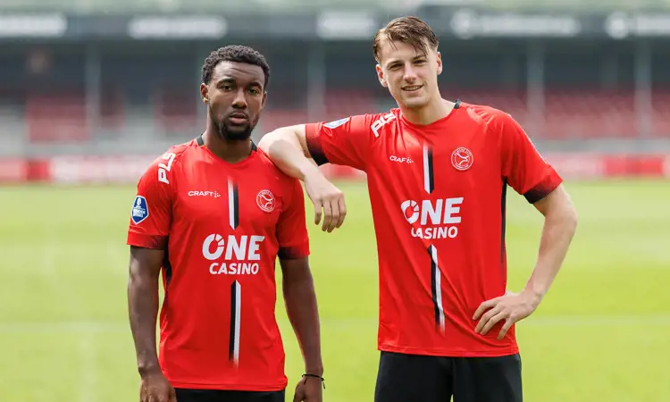 Dit zijn de Almere City voetbalshirts 2024-2025