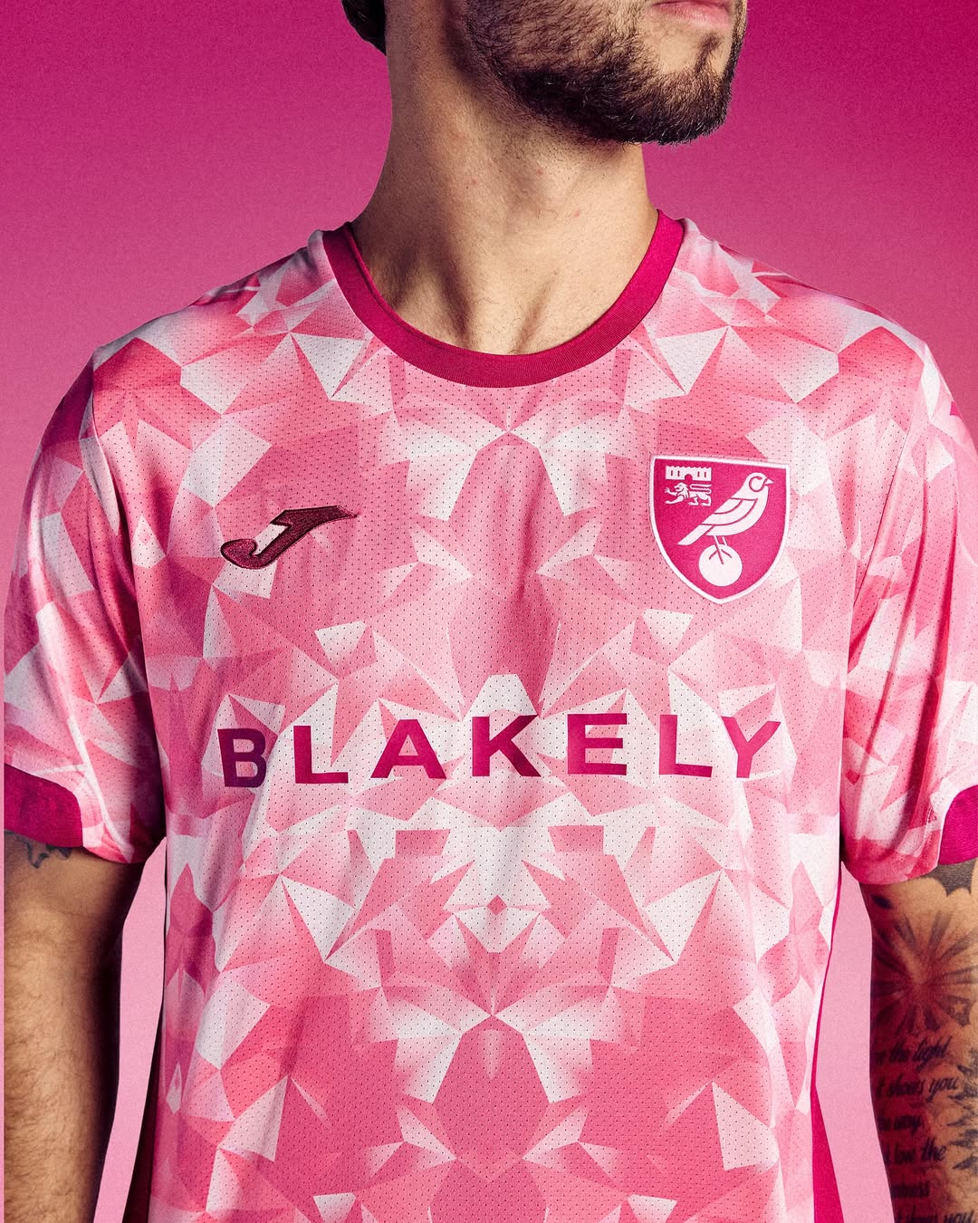 Joma presenteert de Norwich City voetbalshirts 2025-2026