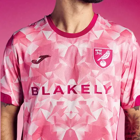 Joma presenteert de Norwich City voetbalshirts 2025-2026