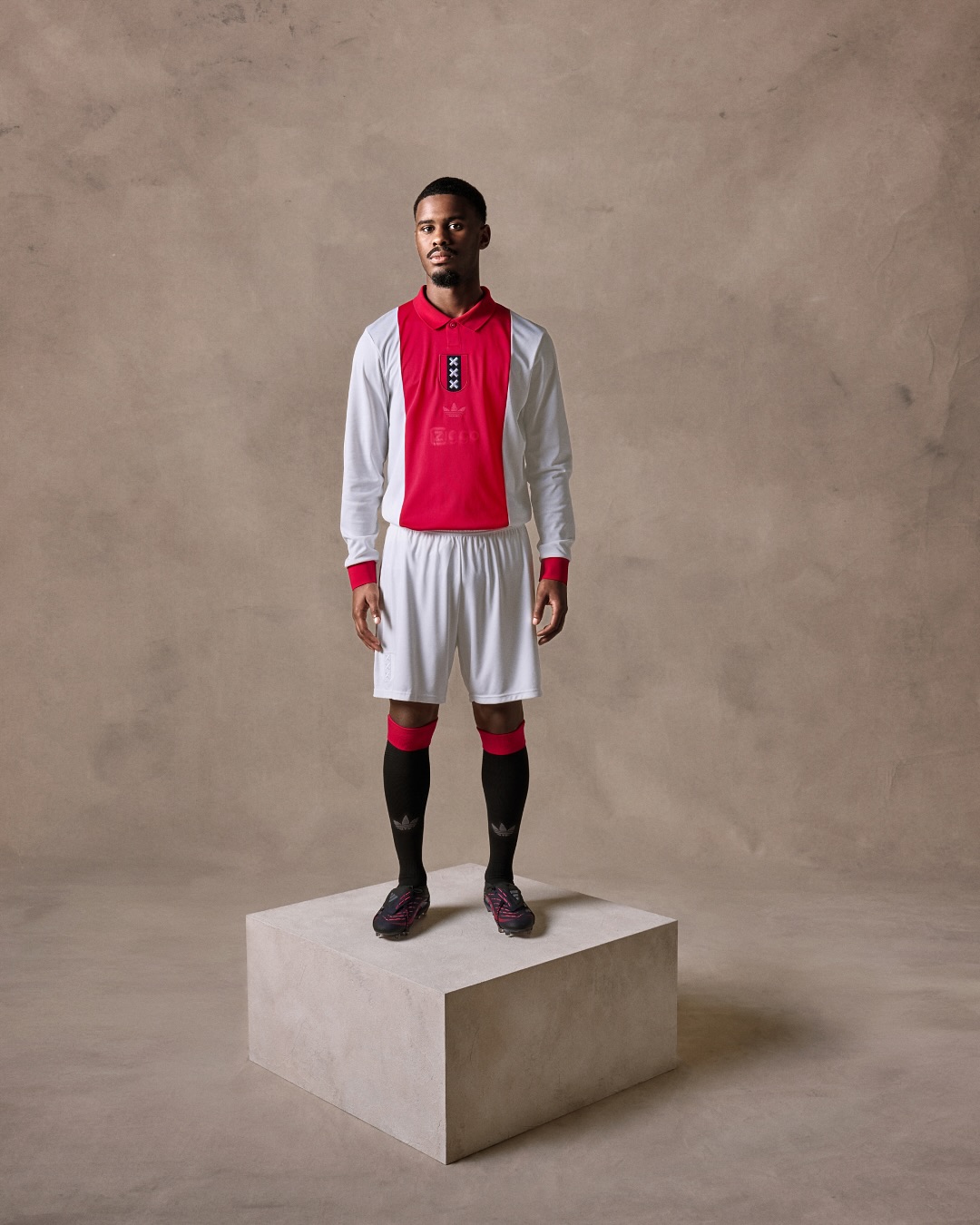 Dit is het Ajax jubileum voetbalshirt ter ere van 125 jarig bestaan