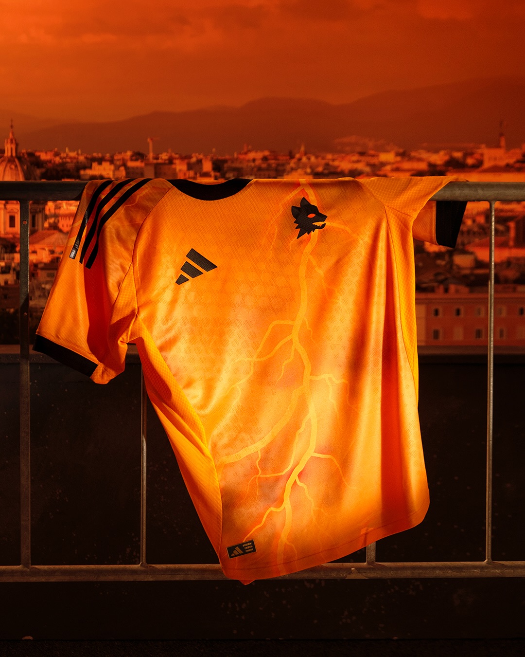 AS Roma uitshirt 2025-2026 is oranje met bliksemschichten!