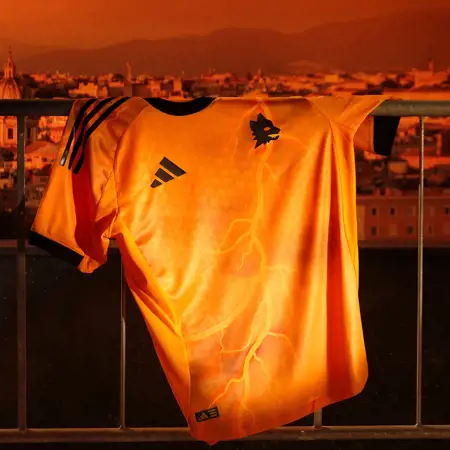 AS Roma uitshirt 2025-2026 is oranje met bliksemschichten!