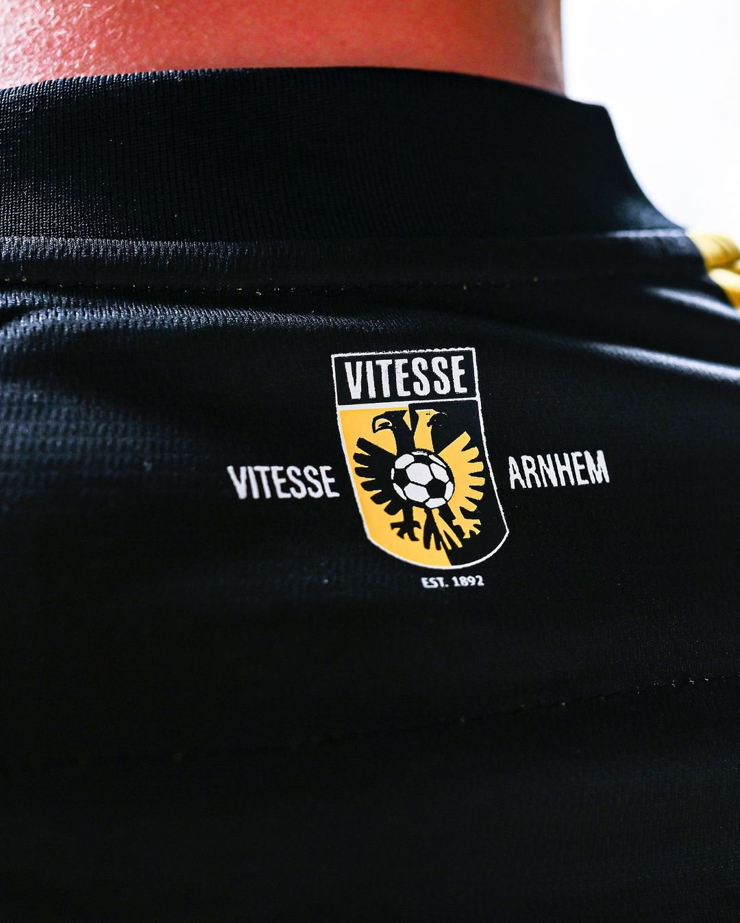 Dit zijn de Vitesse voetbalshirts 2024-2025