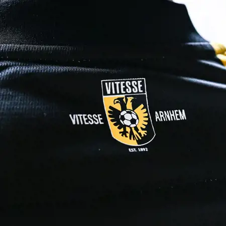 Dit zijn de Vitesse voetbalshirts 2024-2025