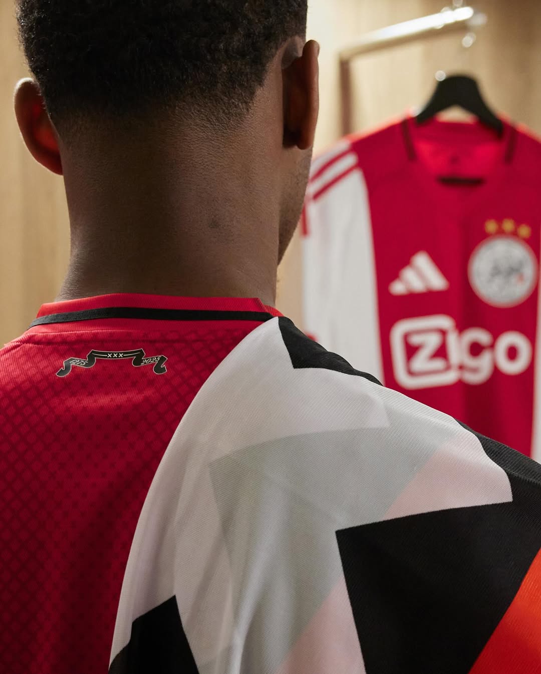 Ajax thuisshirt 2025-2026 ode aan logo en Amsterdam! 