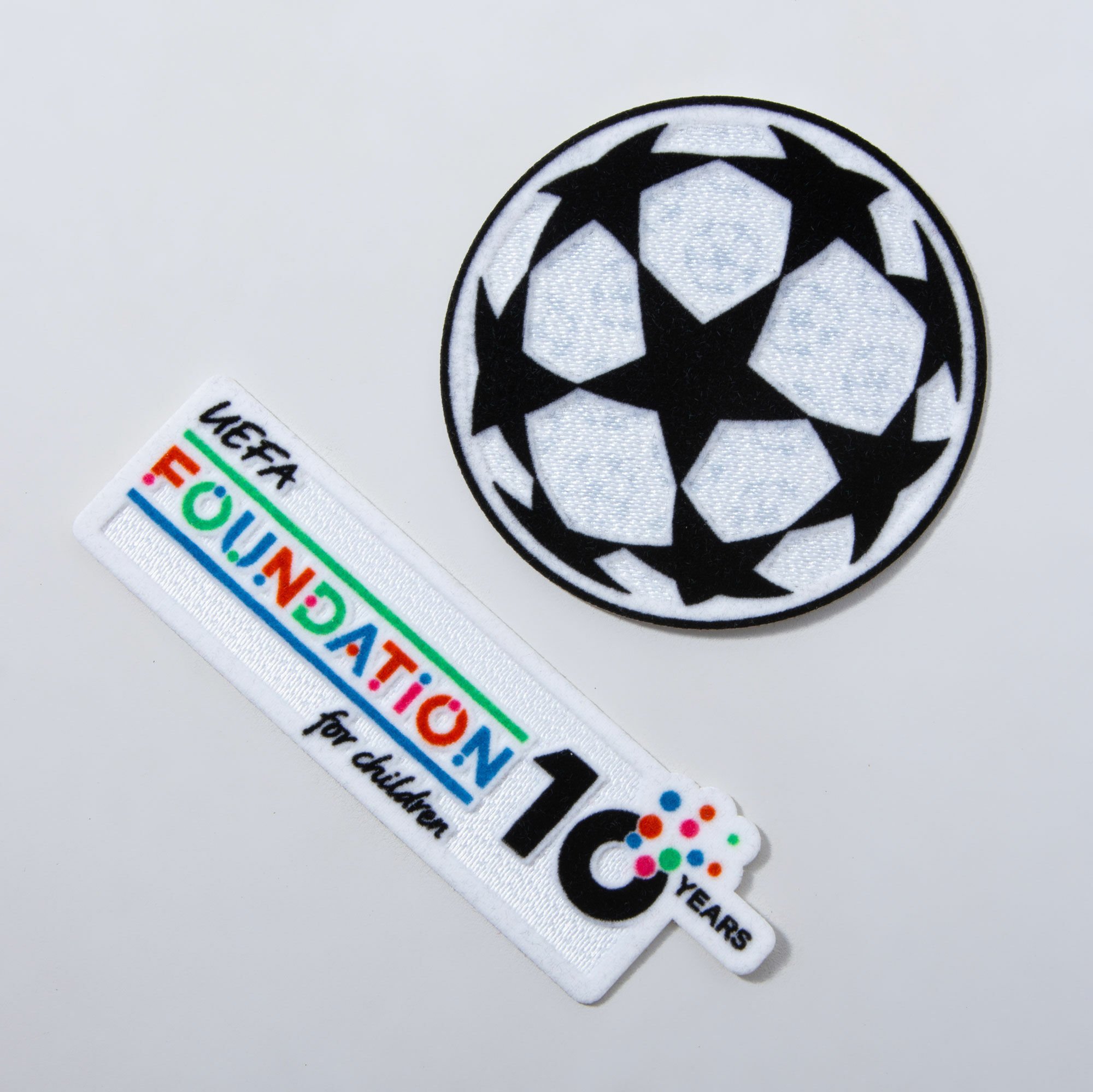 Waarom dragen clubs in de Champions League twee badges op de rechtermouw?