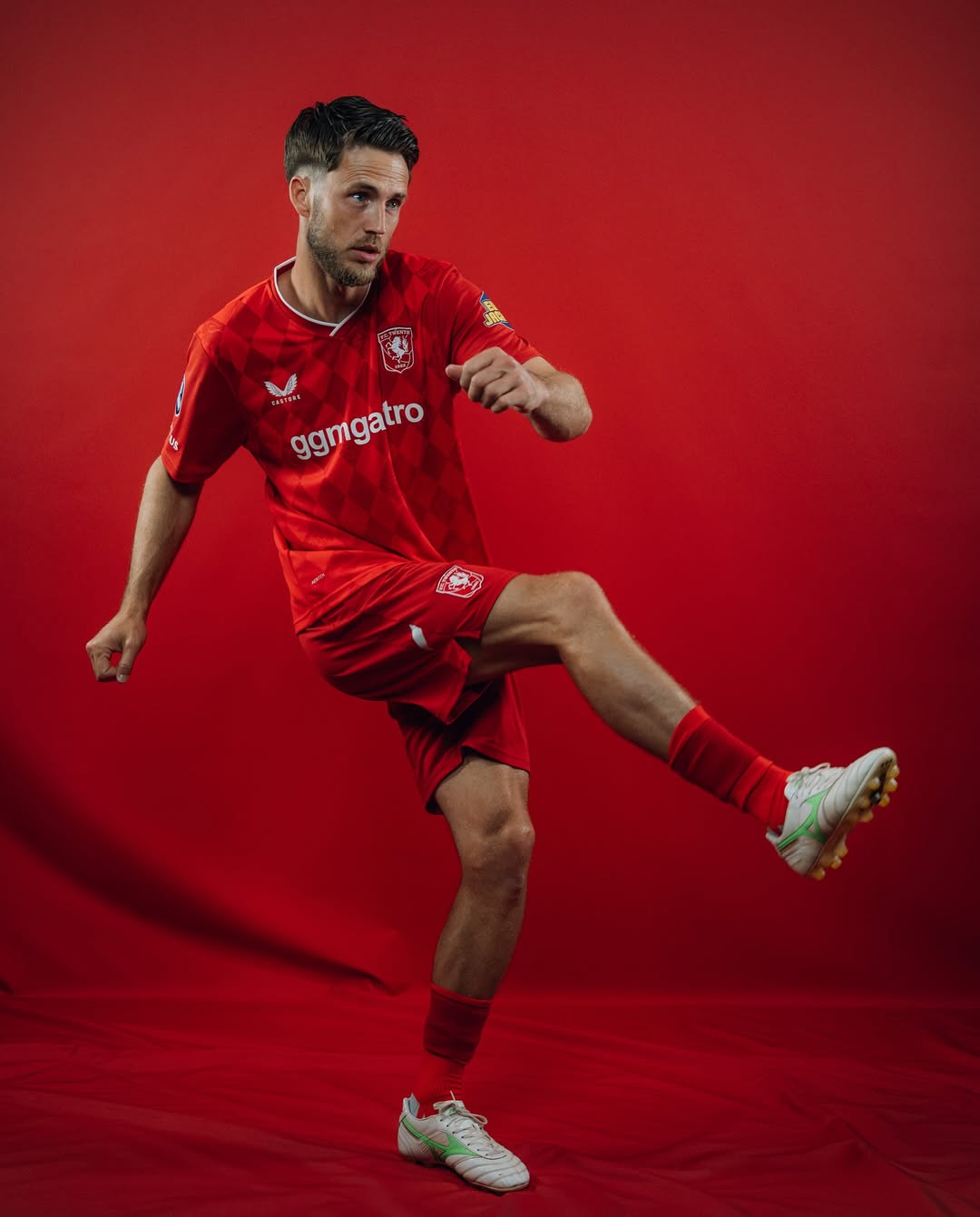 FC Twente voetbalshirts 2025-2026 geïnspireerd door shirt 2010-2011 en Diekman Stadion