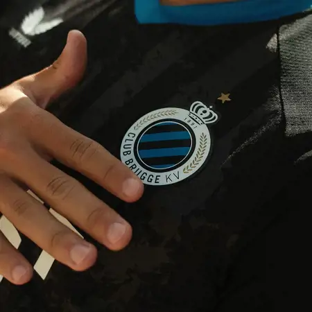 Club Brugge voetbalshirts 2024-2025 geïnspireerd door retro shirts en Brugse Reien