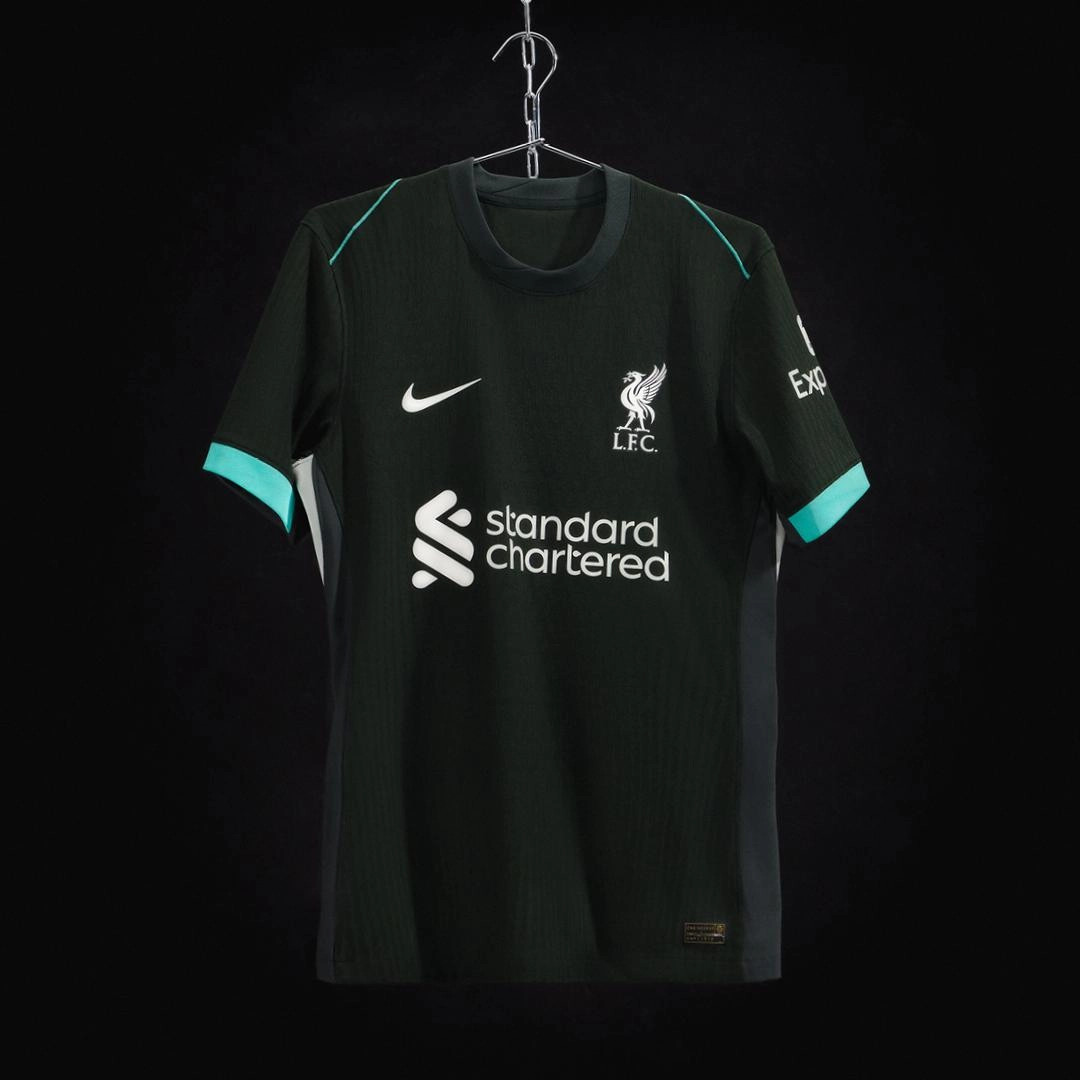 Liverpool uitshirt 2024-2025 is donkergroen!