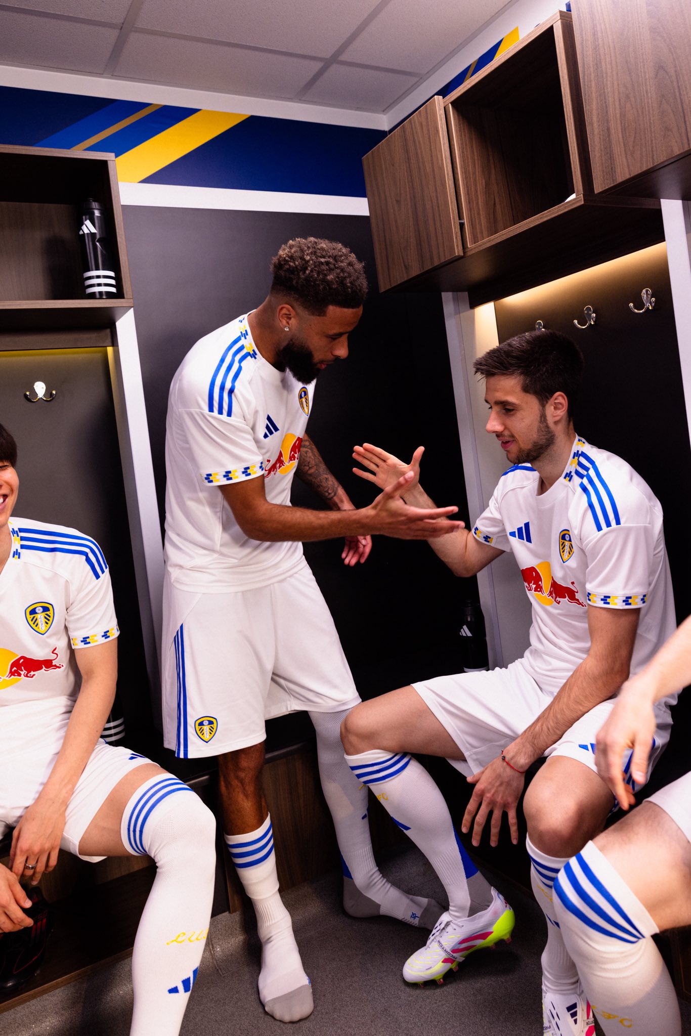 Leeds United voetbalshirts 2025-2026 geïnspireerd door Lowfields Tunnel, sjaals en shirt 2001-2003