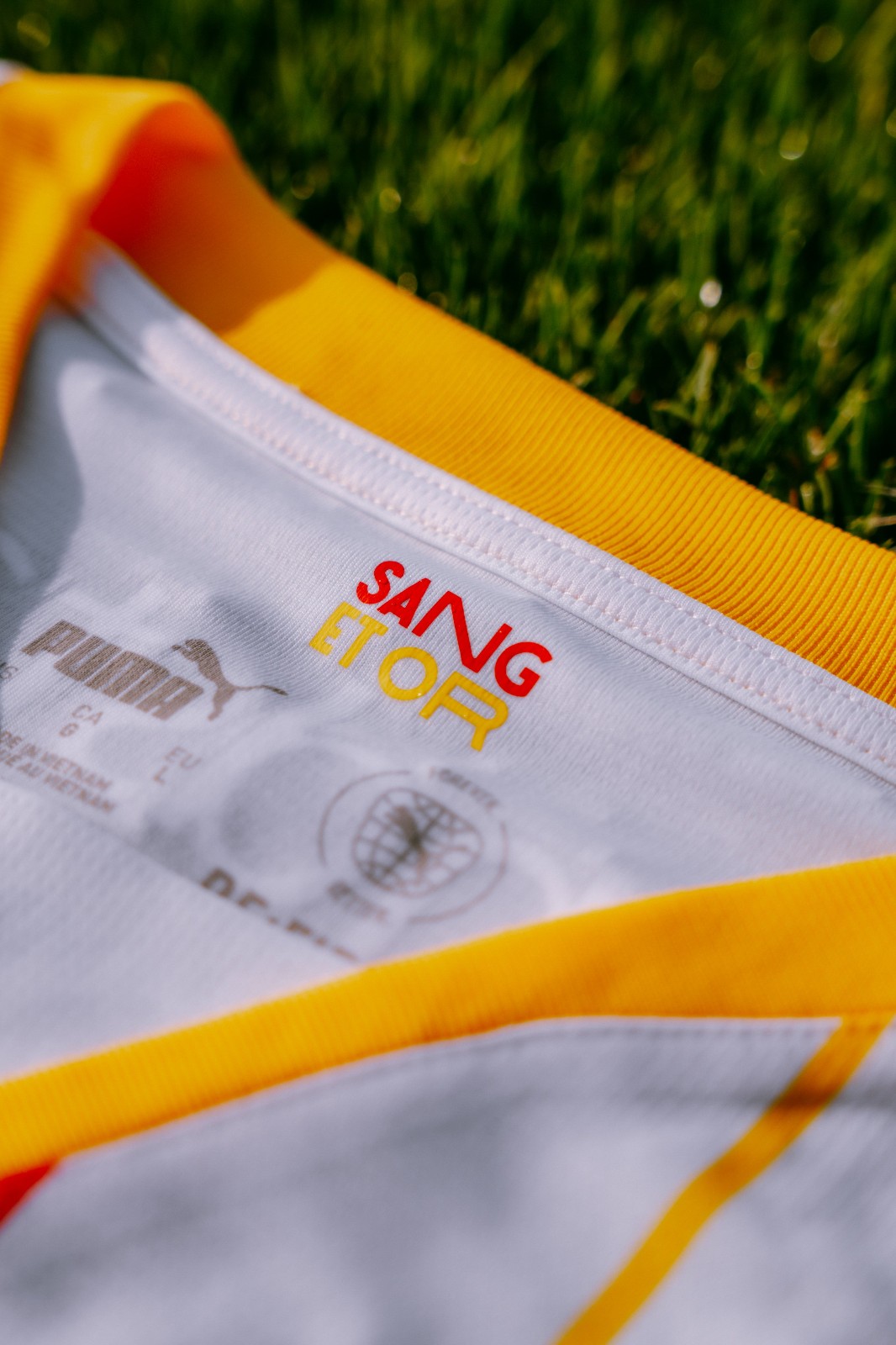 RC Lens voetbalshirts 2024-2025 geïnspireerd door stadion en heritage 