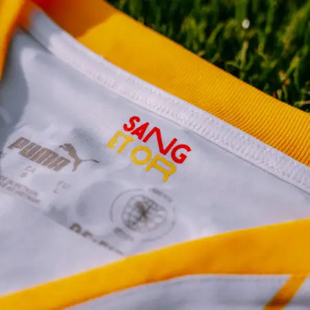 RC Lens voetbalshirts 2024-2025 geïnspireerd door stadion en heritage
