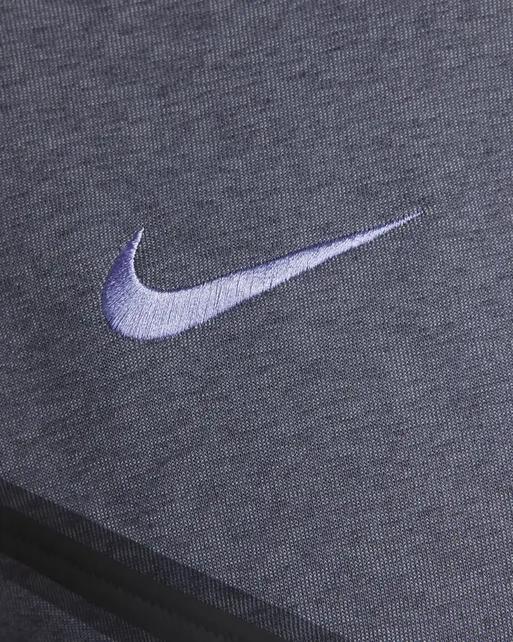 Dit is het Nike Liverpool Tech Fleece pak 2023-2024 
