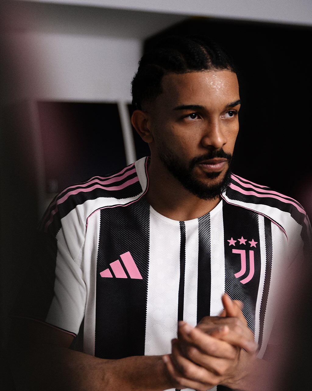 Juventus thuisshirt 2025-2026 heeft nieuwe strepen en roze details!