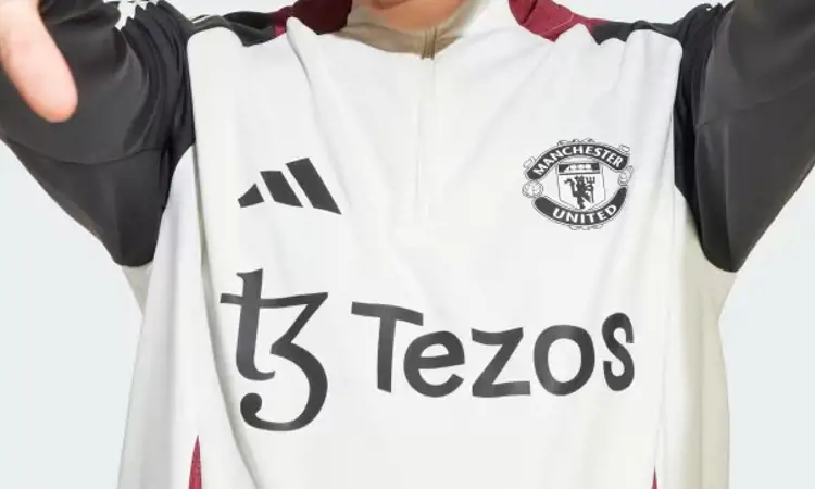 Dit is het beige Manchester United trainingspak 2025