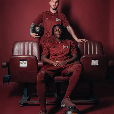 Dit is het Servette FC voetbalshirt ter ere van 135 jarig bestaan