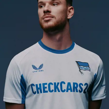 Dit zijn de Hertha BSC voetbalshirts 2025-2026 van Castore