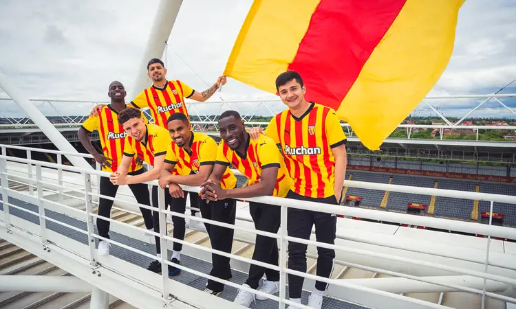 RC Lens voetbalshirts 2024-2025 geïnspireerd door stadion en heritage