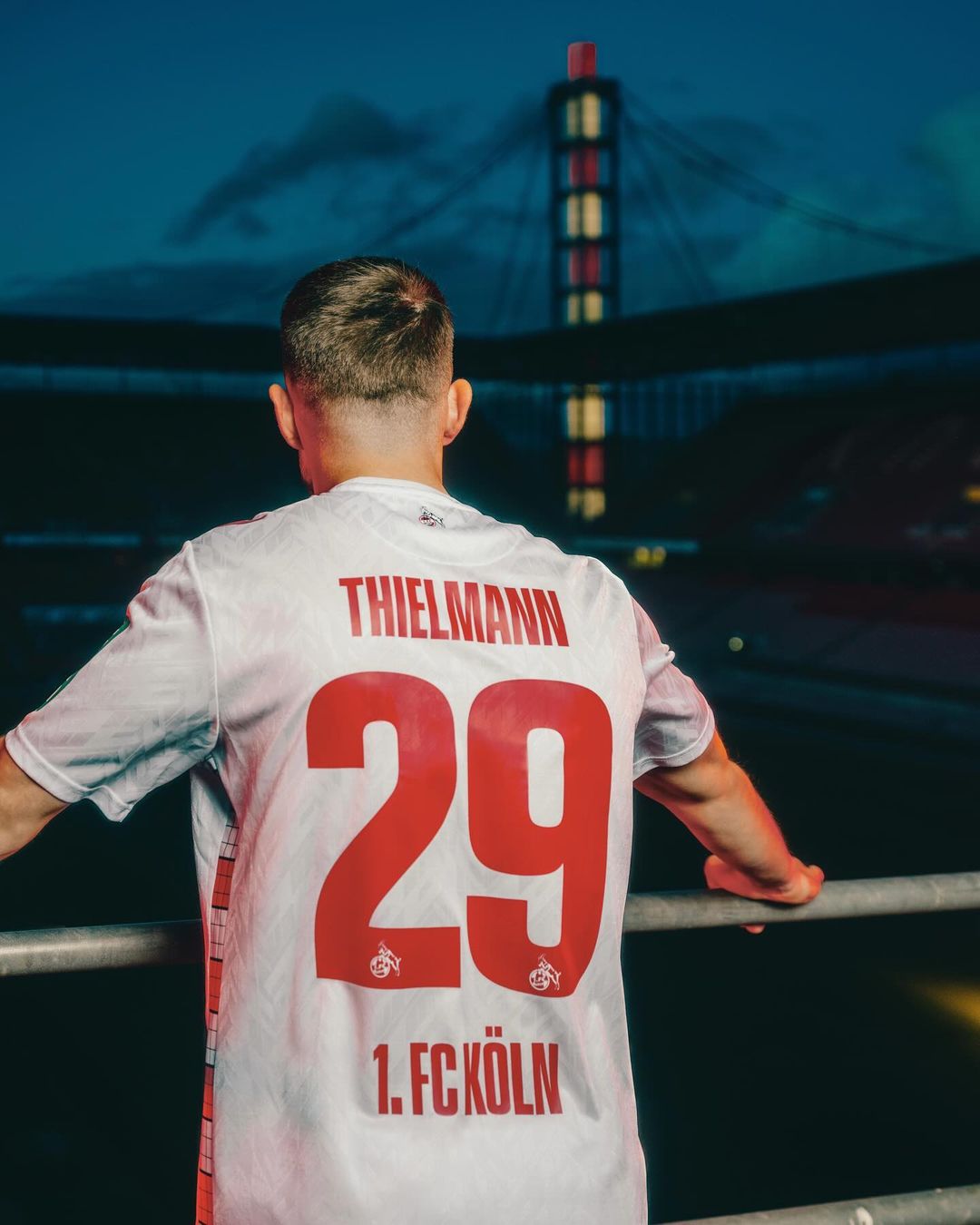 FC Köln voetbalshirts 2024-2025 geïnspireerd door stadion en shirts jaren '90