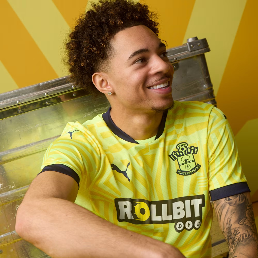 Dit zijn de Southampton voetbalshirts 2024-2025 van Hummel