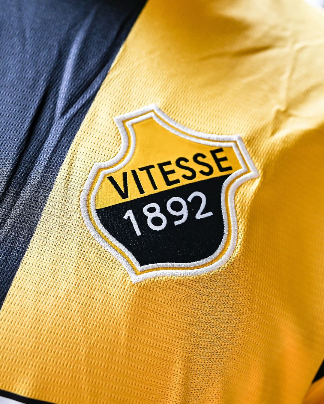 Dit zijn de Vitesse voetbalshirts 2024-2025