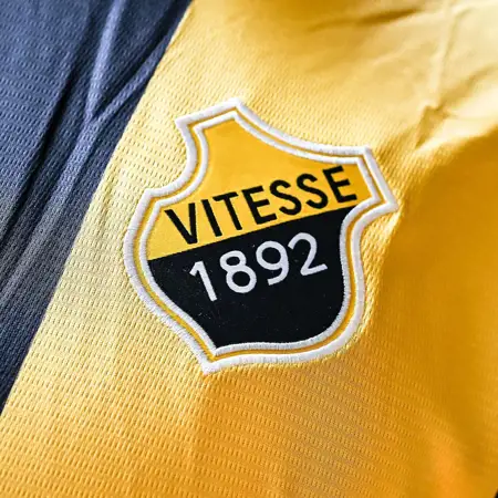 Dit zijn de Vitesse voetbalshirts 2024-2025