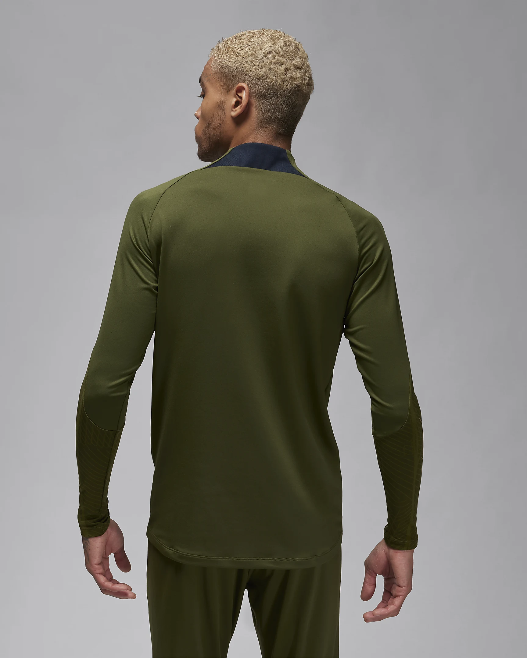 Dit is het legergroene Jordan Brand Paris Saint Germain trainingspak 2024