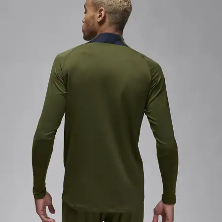 Dit is het legergroene Jordan Brand Paris Saint Germain trainingspak 2024