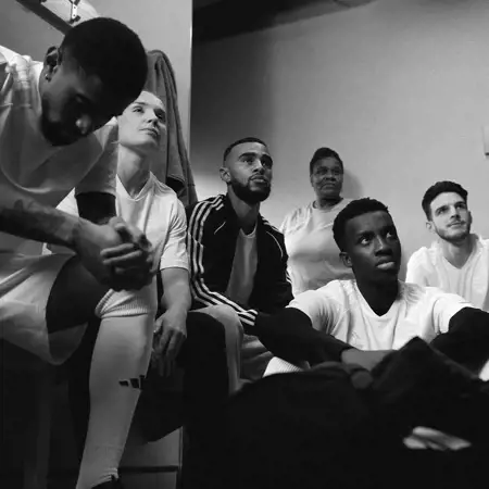 Arsenal draagt wit voetbalshirt in FA Cup wedstrijd tegen Liverpool