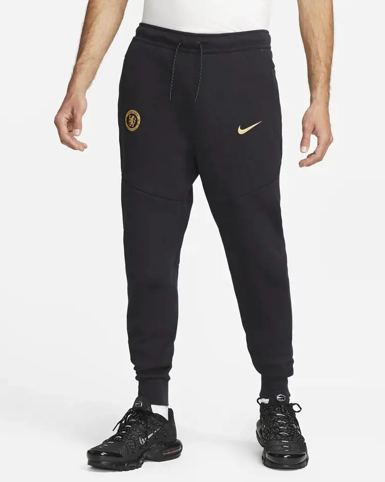 Dit is het Nike Chelsea Tech Fleece joggingpak 2023-2024 