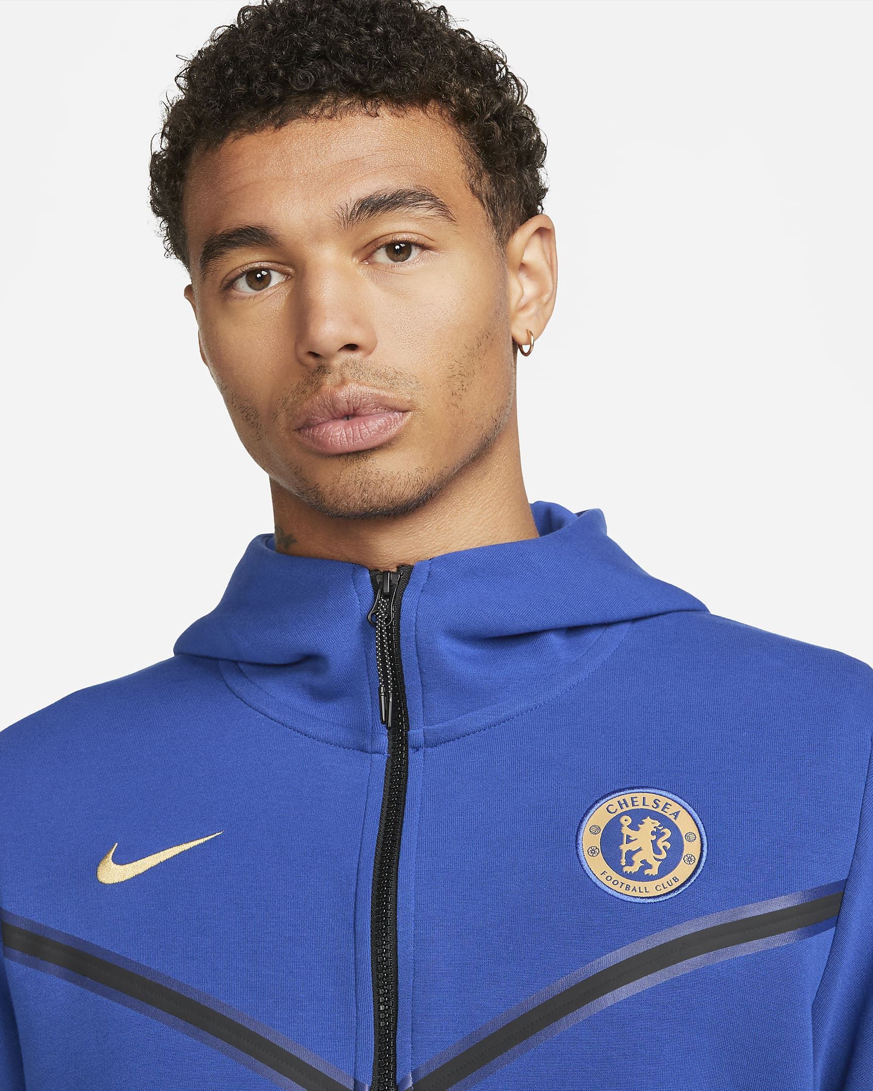 Dit is het Nike Chelsea Tech Fleece joggingpak 2023-2024 