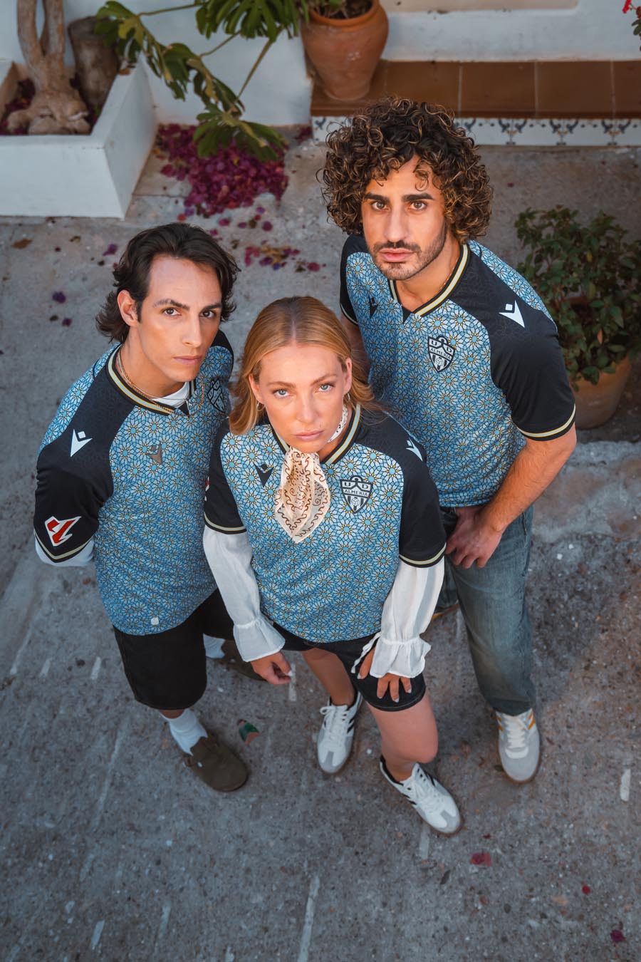 Dit zijn de UD Almería voetbalshirts 2025-2026 van Macron