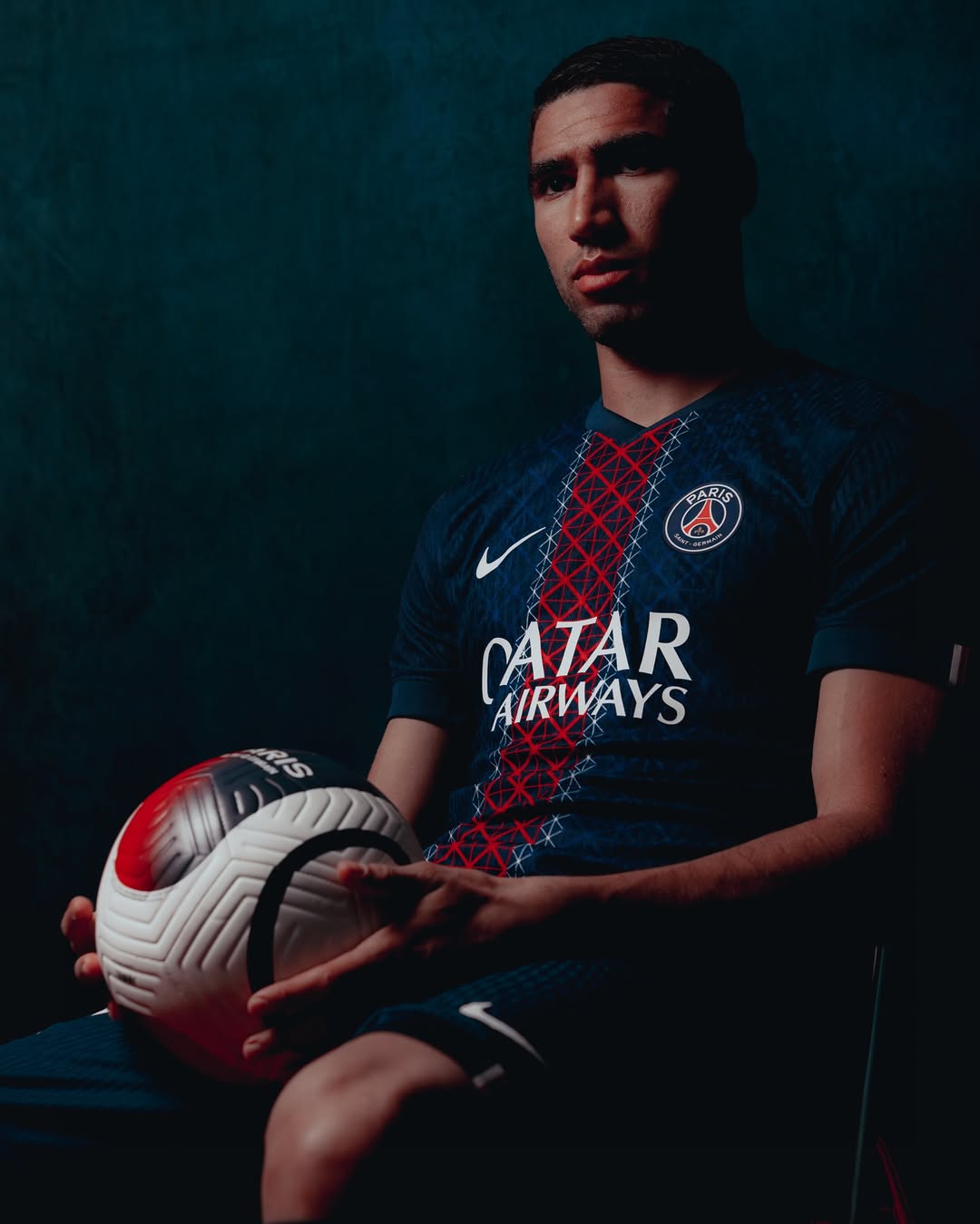 Paris Saint Germain thuisshirt 2025-2026 combineert Hechter met Eiffeltoren