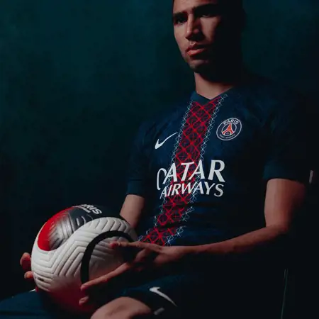 Paris Saint Germain thuisshirt 2025-2026 combineert Hechter met Eiffeltoren