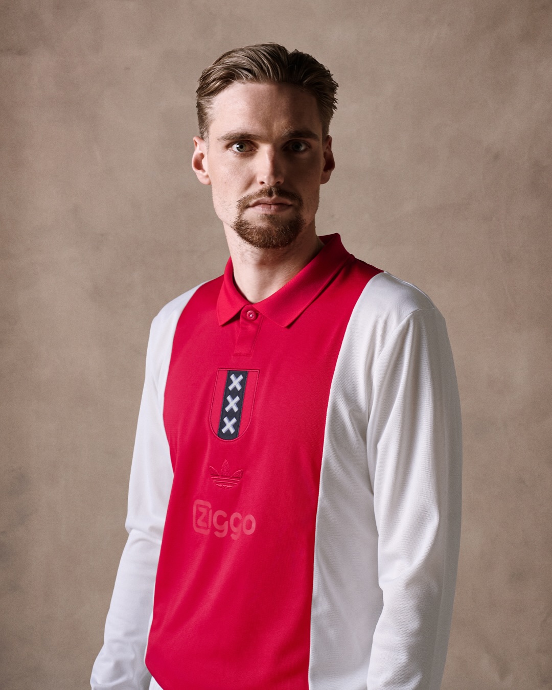 Dit is het Ajax jubileum voetbalshirt ter ere van 125 jarig bestaan