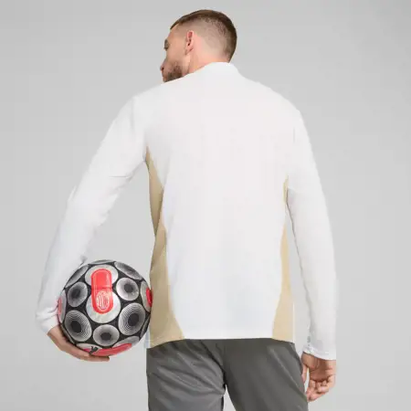 AC Milan draagt wit/goud trainingspak in 2025