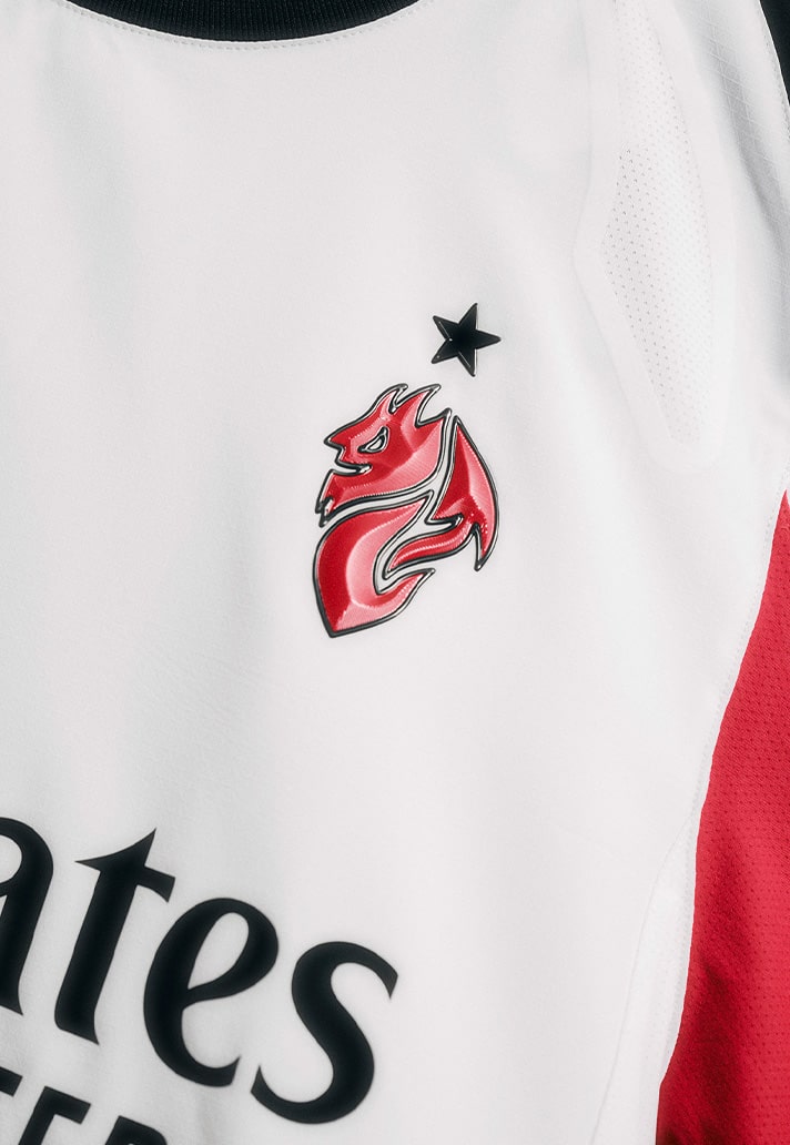 AC Milan uitshirt 2025-2026 ode aan shirt 1981-1982 met duivels randje