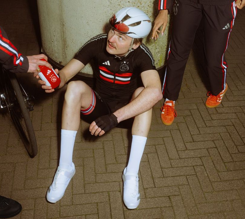 adidas en Ajax lanceren wielrenshirts in Amsterdamse kleuren