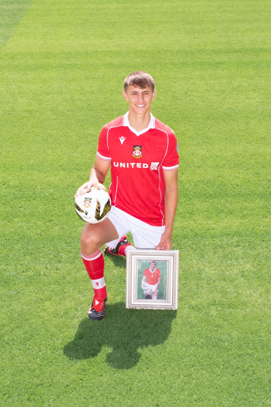 Wrexham AFC voetbalshirts 2025-2026 geïnspireerd door shirts jaren '80, Wales en Patagonië