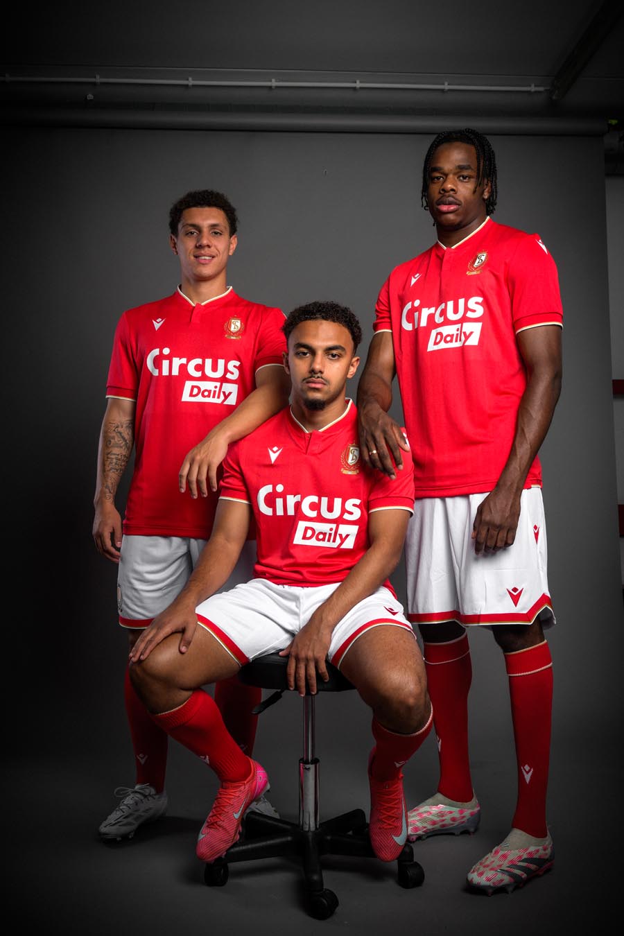 Dit zijn de Standard Luik voetbalshirts 2025-2026 van Macron