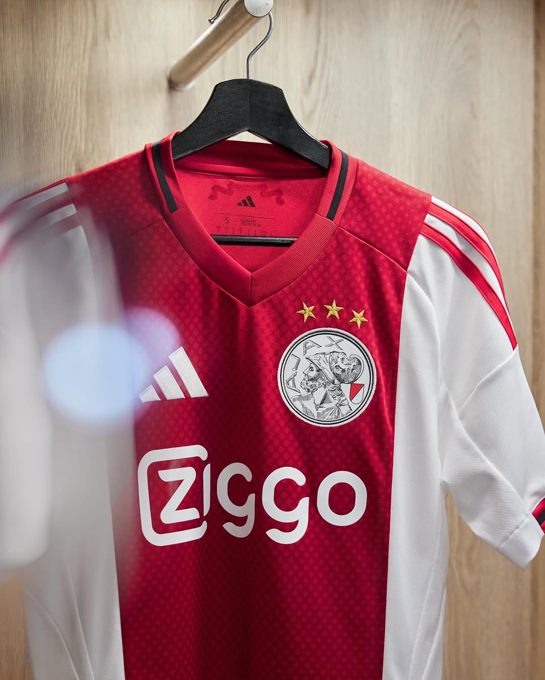 Ajax Thuisshirt 2025 2026 Ode Aan Logo En Amsterdam Com Ajax Thuisshirt 2025 2026 A