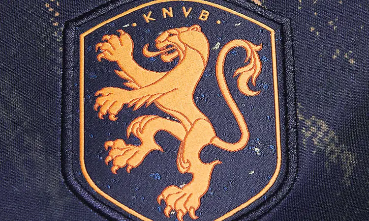 Dit is het Oranje Leeuwinnen warming-up shirt 2023-2024