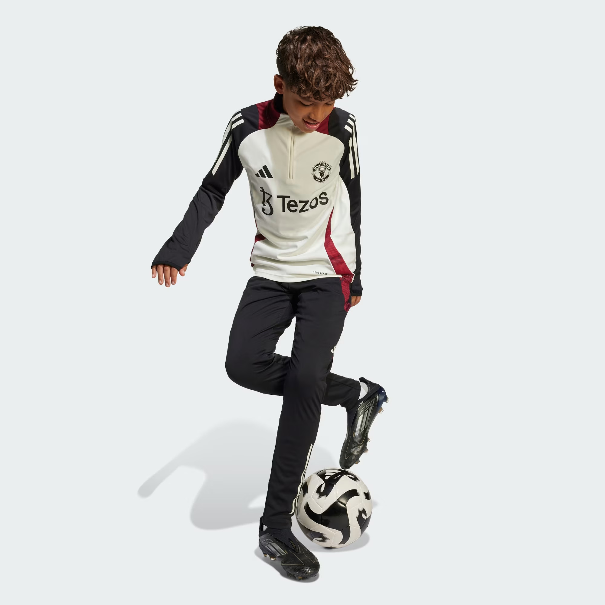 Dit is het beige Manchester United trainingspak 2025