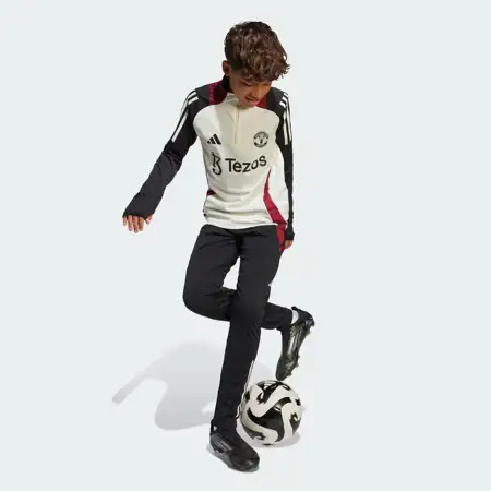 Dit is het beige Manchester United trainingspak 2025