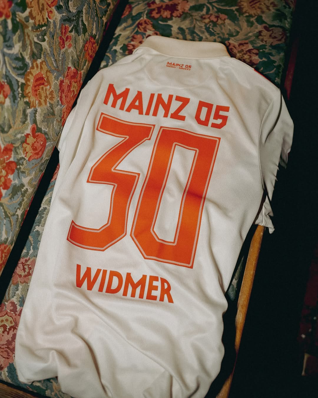 Dit is het FSV Mainz 05 voetbalshirt ter ere van het 120 jarig bestaan