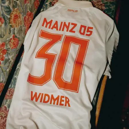 Dit is het FSV Mainz 05 voetbalshirt ter ere van het 120 jarig bestaan
